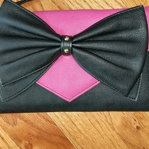 Betsey Johnson Crossbody Bow Bag - Picture 2 of 8